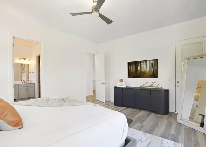 Holiday home Hot Tub Lodge | Game Room + Pines | Near Downtown