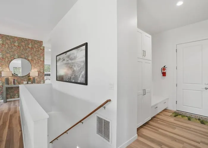 Holiday home Hot Tub Lodge | Game Room + Pines | Near Downtown